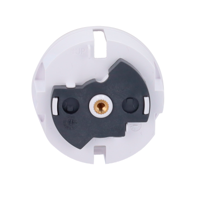 Tomada elétrica redonda branca com parte central preta e orifício metálico.