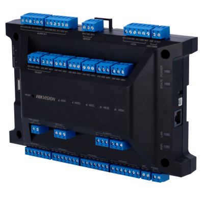 Dispositivo electrónico preto com múltiplas conexões azuis e etiquetas