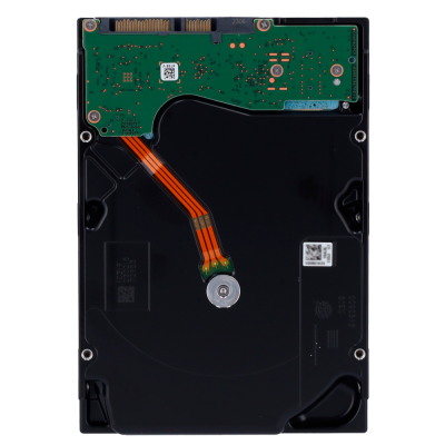 Disco rígido interno de computador com circuitos e cabos laranja em fundo branco