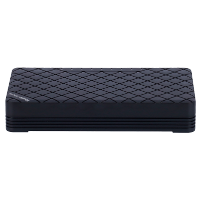 Power bank preto com padrão de losangos e escrita QUMOX