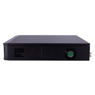 Equipamento eletrónico preto com ventilação hexagonal e conexões metálicas