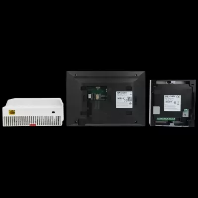 Três dispositivos eletrónicos HIKVISION, um branco, um ecrã preto e uma unidade negra, com etiquetas visíveis.