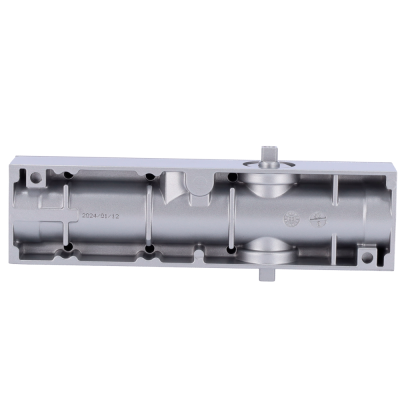 Peça metálica cinzenta com recortes e números gravados