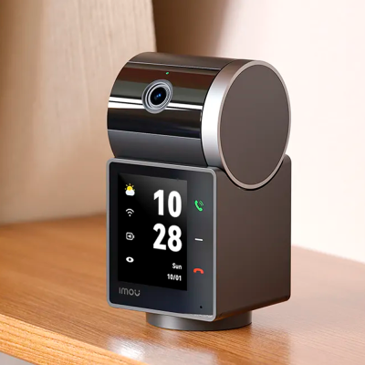 Câmara de vigilância preta e cinzenta com ecrã digital em cima de uma mesa de madeira