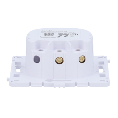 Tomada elétrica branca com três conectores e parafusos dourados