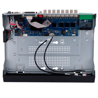 Interior de dispositivo eletrónico com placa de circuito azul e chassi de metal cinza