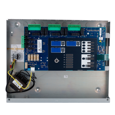 Placa eletrónica azul numa caixa metálica com componentes eléctricos e etiquetas