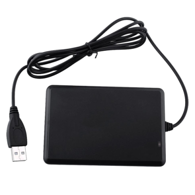 Adaptador ou leitor de cartões preto com cabo USB