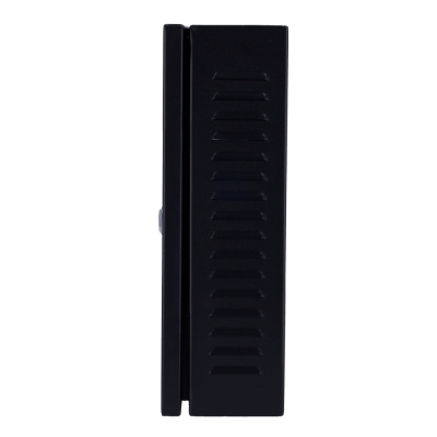 Dispositivo electrónico preto com ventilações laterais em fundo branco