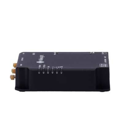 Dispositivo eletrônico preto com antenas douradas e texto branco