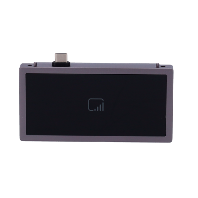 Dispositivo eletrônico retangular preto com conector USB-C e ícone de sinal