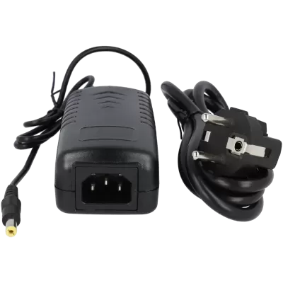 Adaptador de energia preto com cabo e ficha tipo europeu
