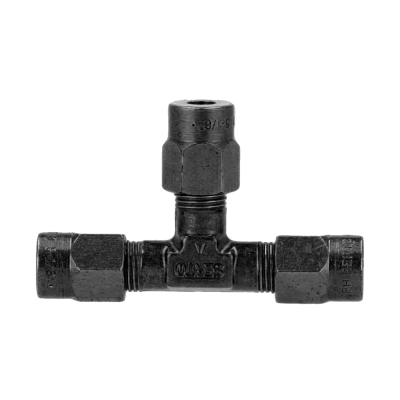 Conector metálico em forma de T com inscrições visíveis