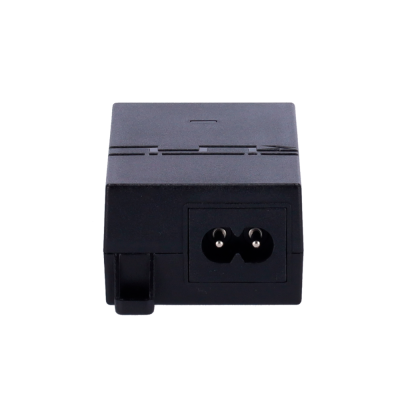 Alimentador de energia preto com tomada de entrada