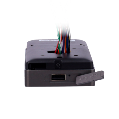 Dispositivo preto com fios coloridos e porta USB com tampa RESET