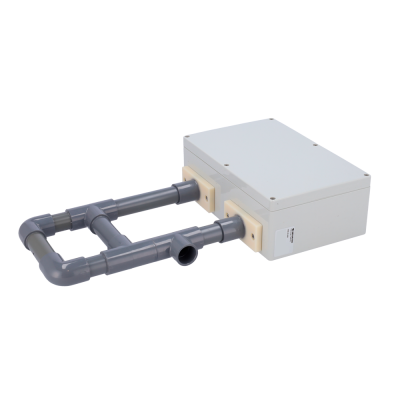 Caixa plástica branca com tubos cinza conectados