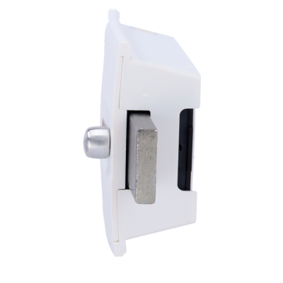 Fechadura elétrica branca com peça metálica e botão prateado em fundo branco