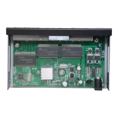 Placa eletrónica verde com vários chips e componentes em estrutura metálica preta