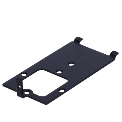 Placa metálica preta com furos e ganchos