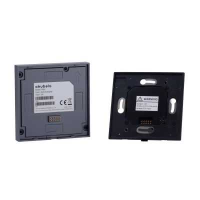 Dois painéis eletrónicos pretos quadrados com etiquetas e avisos na parte traseira