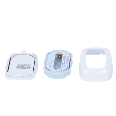 Peças plásticas brancas e circuito eletrônico em fundo branco