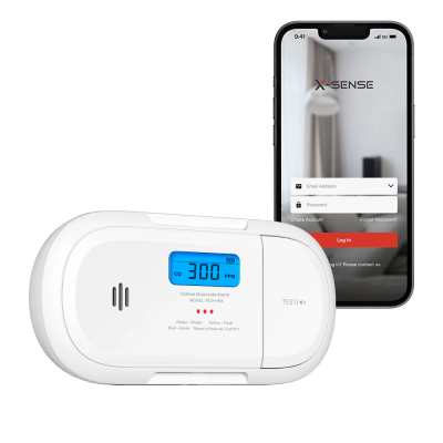 Detector de monóxido de carbono branco com ecrã azul e smartphone preto com app X-SENSE aberta