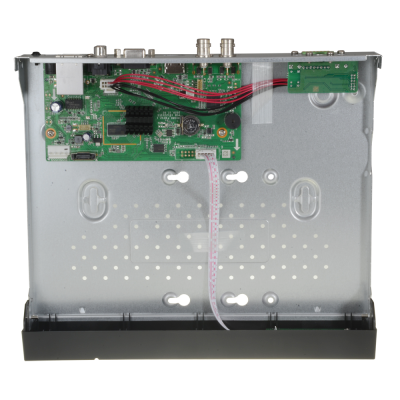 Interior metálico de dispositivo eletrónico com placa circuito e fios coloridos