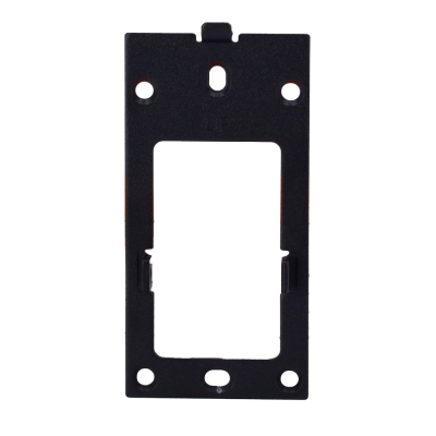 Estrutura preta com recortes para suporte, mostrando embalagem colorida com texto multilíngue ao fundo