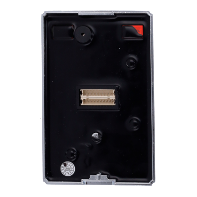 Componente eletrónico preto com conector branco e etiquetas redondas