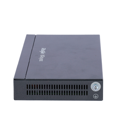 Equipamento eletrónico preto retangular com grelha de ventilação lateral e texto 