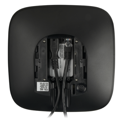 Parte traseira de dispositivo preto com cabos e código QR