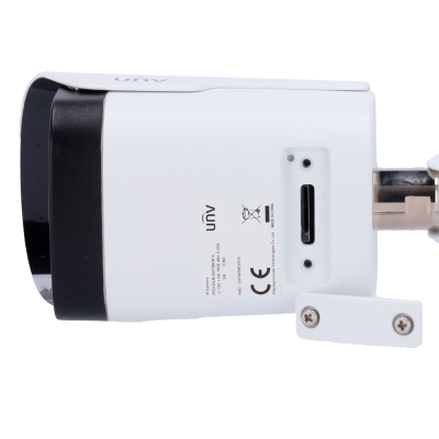 Câmara de segurança IP branca e preta da marca UNV com suporte metálico e etiqueta técnica