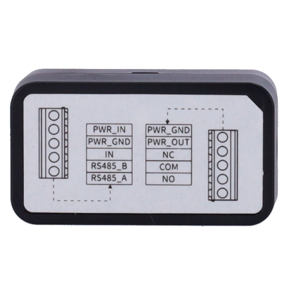 Dispositivo eletrónico preto com etiquetas e diagramas de conexões elétricas