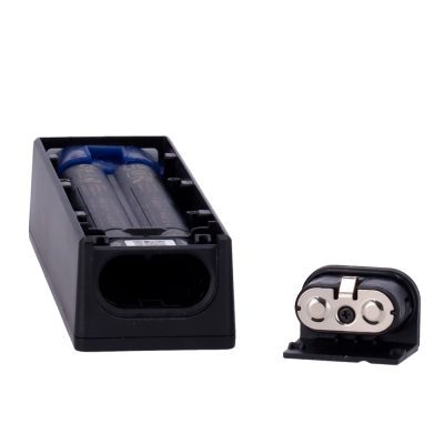 Carregador de bateria preto com bateria e tampa removível