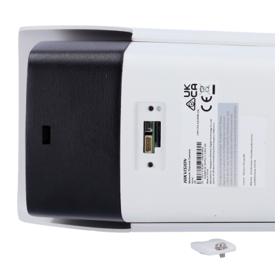 Câmara térmica Hikvision branca e preta com etiqueta e porta de conexão