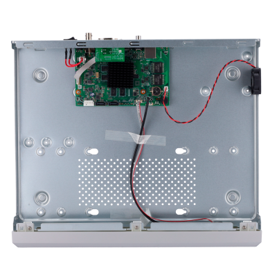 Interior de caixa metálica prateada com placa eletrónica e ventilador