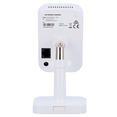 Câmera de rede branca com suporte e etiquetas visíveis