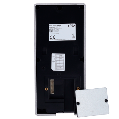 Base traseira preta de estação de porta com etiquetas técnicas e tampa cinzenta removível