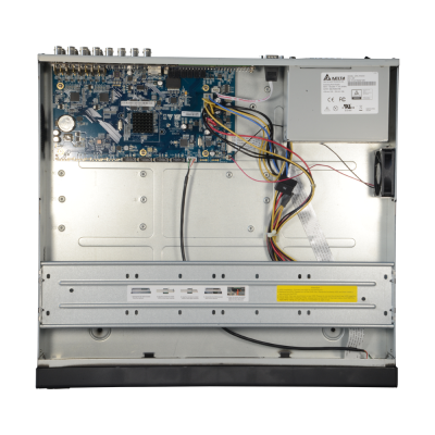 Interior de equipamento eletrónico com placa-mãe azul, cabos coloridos e fonte de alimentação Delta
