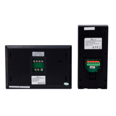 Parte traseira de dois dispositivos eletrónicos pretos da Nivian com etiquetas técnicas visíveis.