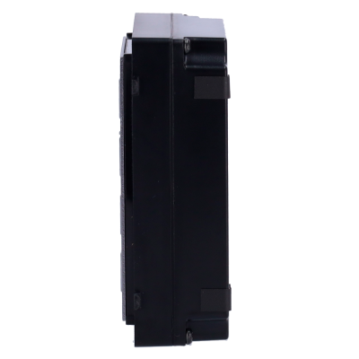 Equipamento eletrónico preto visto de lado com fechos nas extremidades