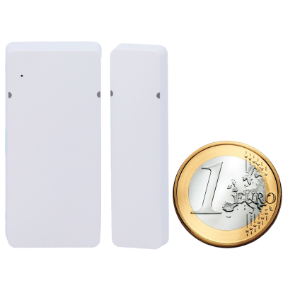 Etiquetas adesivas brancas em folha transparente junto a uma moeda de 1 euro.