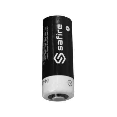 Pilha cylindrical preta com parte inferior branca e texto Safire.