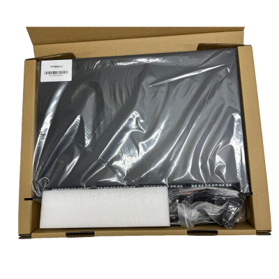 Dispositivo preto embalado em plástico dentro de caixa de cartão com acessórios e espuma branca.