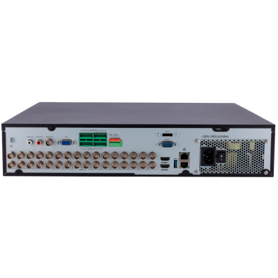 Traseira de gravador digital de vídeo com múltiplas conexões de vídeo, áudio, alarmes e rede