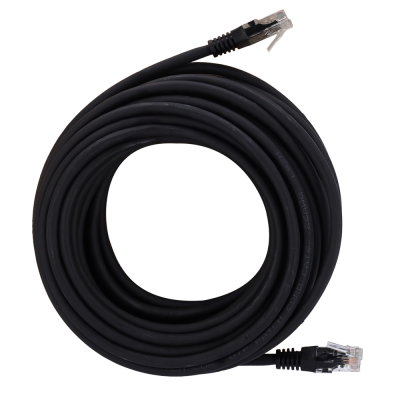 Cabo de rede Ethernet preto enrolado com conectores RJ45