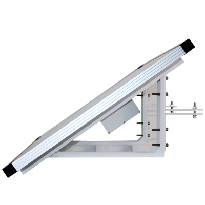 Painel solar inclinado com estrutura metálica branca e parafusos de fixação