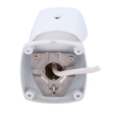 Câmara de segurança branca metálica vista de trás com cabos