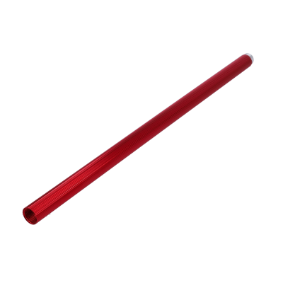 Tubo cilíndrico vermelho metálico com textura de linhas finas em fundo branco