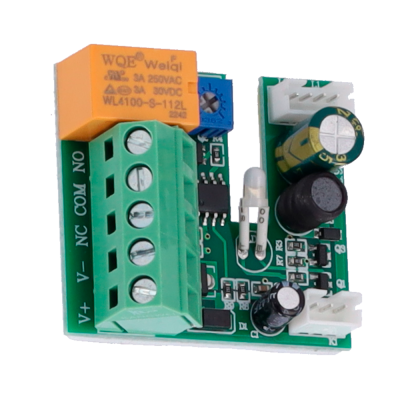 Placa eletrónica com relé amarelo e diversos componentes verdes e brancos